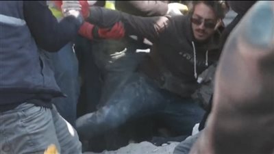 محاولات لإنقاذ طفلة سورية من تحت الأنقاض بتركيا.. وخالها: على قيد الحياة وتحدثت معها