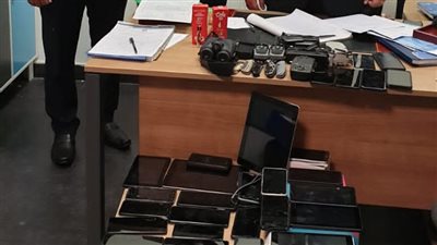 ضبط راكبين بمطار القاهرة بحوزتهما أسلحة بيضاء وطائرتين وجهازي لاسلكي وسجائر بها مخدرات