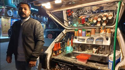 خريج نظم ومعلومات.. قصة كفاح عبدالرحمن صاحب كافيه متنقل بأسيوط: بدأت من 4 سنين وبنشتغل 17 ساعة| صور وفيديو