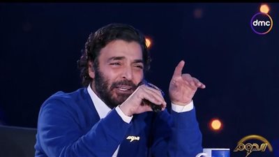 بسبب الراحلة ذكرى.. حميد الشاعري يتأثر بغناء إحدى المتسابقات في برنامج الدوم