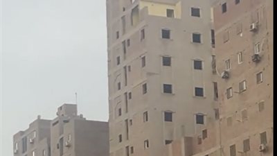 بعد البدء في إزالته يدويًا.. قصة عقار العروبة المائل بالهرم المكون من 15 دورًا |فيديو