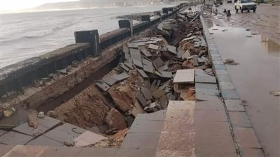 هبوط أرضي بكورنيش مطروح بسبب الأمطار