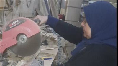 مريضة سرطان تعمل بورشة نجارة: بشتغل بعد انفصالي عن زوجي عشان أجيب مصاريفي | فيديو 