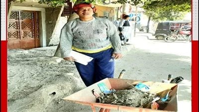 رب ضارة نافعة.. مسؤولو محلية دشنا بقنا ينقذون شابا من التسول: عُين عامل نظافة