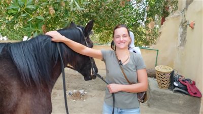 جذبتها الطبيعة.. طبيبة إسبانية زارت قرية تونس منذ 9 سنوات وقررت البقاء فيها