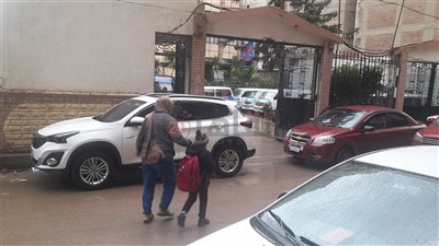 رغم الأمطار.. انتظام طلاب مدارس الإسكندرية مع بداية التيرم الثاني