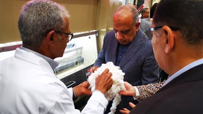 غدا.. وزير قطاع الأعمال يتفقد مصانع النسيج بالمحلة قبل افتتاح أكبر مصنع في العالم 