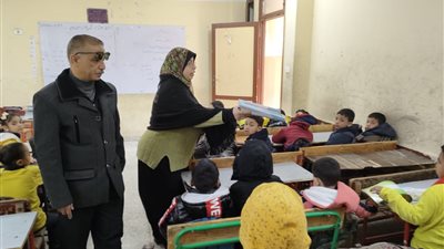 تسليم الكتب وتحية العلم.. أبرز مشاهد أول أيام الدراسة بالترم الثاني بالجيزة| صور 