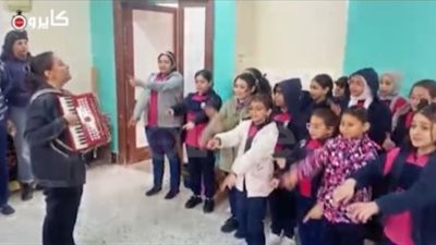 طلاب مدرسة بالإسماعيلية يستقبلون وكيل التعليم بموسيقى الغزالة رايقة | فيديو