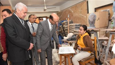 رئيس جامعة أسيوط يتابع سير العمل وانتظام العملية التعليمية بمختلف بالكليات 