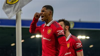 مانشستر يونايتد يضرب ليدز بثنائية.. ويقتحم صراع التتويج بلقب الدوري الإنجليزي