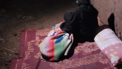 جحود الأبناء.. أب وأولاده يعتدون بالضرب على والدتهم ويطردونها من مسكنها بقها في القليوبية 