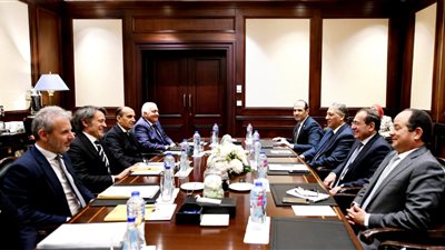وزير البترول يبحث خطط إيني لاستكشاف الغاز الطبيعي في الصحراء الغربية 