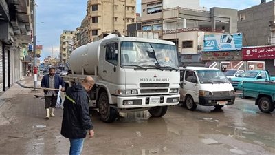 سحب مياه الأمطار من شوارع العريش بعد ليلة ممطرة