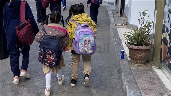 طلاب متوجهين للمدرسة