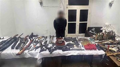 نارية وبيضاء ومولوتوف.. ضبط ترسانة أسلحة داخل منزل بائع بقنا | صور