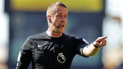 بعد خطئه الفادح.. استبعاد حكم الفيديو من مباراة ليفربول وإيفرتون في الدوري الإنجليزي