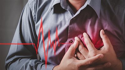 تعرف كيف تنذر آلام الصدر بخطر الإصابة بنوبات القلب