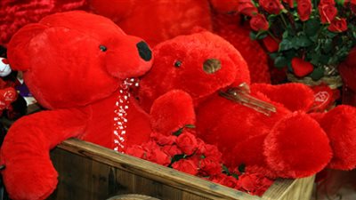 أسعار هدايا عيد الحب 2023.. الدباديب تبدأ من 35 جنيهًا وبعد التغليف تصل لـ 200