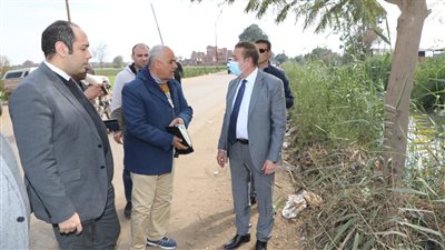 محافظ المنوفية للمسؤولين بعد مشاهدة تراكم القمامة داخل ترعة: احنا مش عايشين في العصر الحجري| فيديو