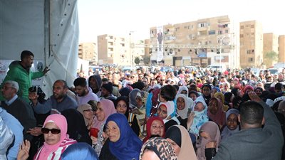 زحام شديد على منافذ أهلا رمضان لبيع السلع الغذائية بمدينة 6 أكتوبر | صور 