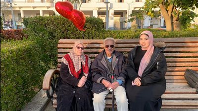 في عيد الحب.. مُسنان يحتفلان وابنتهما بـ التبني بقصة حبهم بـ القلوب الحمراء | صور