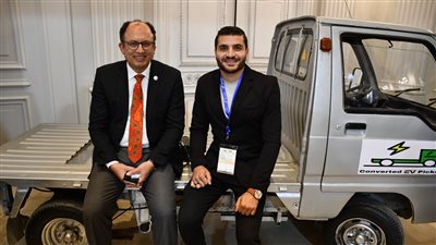 طلاب هندسة حلوان يبتكرون مشروعًا لتحويل سيارة تعمل بمحرك احتراق إلى كهربية