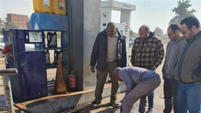 التحفظ على مواد غذائية مجهولة المصدر قبل بيعها بالأسواق ببني سويف 