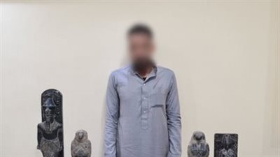 خلاف بين عامل ومقاول يقود الشرطة لإحباط عملية بيع تماثيل مقلدة بالفيوم