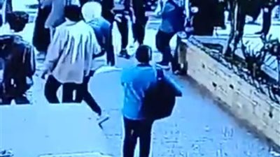 تفاصيل التعدي على طالب إعدادي أمام مدرسة بالزيتون | فيديو
