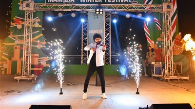 اشتهر بعزفه من الشباك لمرضى كورونا.. الموسيقي محمد عادل يتغنى بتراث عبد الوهاب والعندليب بموسيقى مختلفة