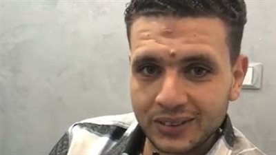 عريس يقبل قدم والديه ويلقي قصيدة خلال حفل زفافه بكفر الشيخ: عمري ما هوفيهم حقهم | بث مباشر 