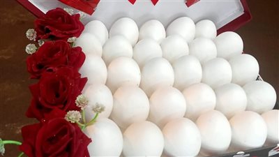 بعد الفراخ العام الماضي.. زوج يهدي زوجته كرتونة بيض وحلاوة طحينية في عيد الحب بالبحيرة | صور