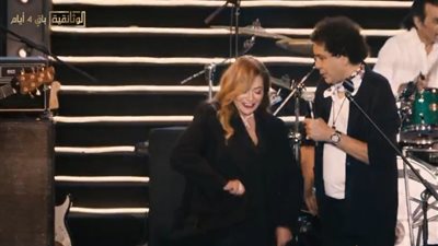 للمرة الثانية.. ليلى علوي تغني وترقص مع محمد منير على أغنية علّي صوتك | صور