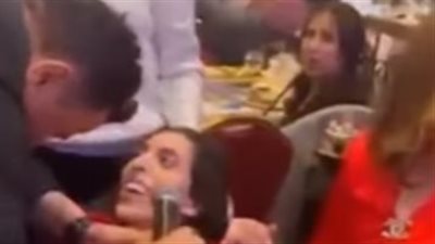 رسالة مؤثرة وبكاء.. موقف إنساني لـ محمد فؤاد مع فتاة من ذوي الهمم