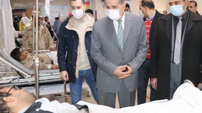 محافظ كفر الشيخ يطمئن على مصابي حادث الطريق الدولي الساحلي بمستشفى بلطيم المركزي