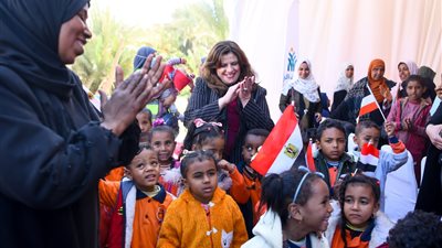 وزيرة الهجرة تدير حوارا مفتوحا مع سيدات قرية الطويسة بأسوان وتتفقد منتجاتهم اليدوية