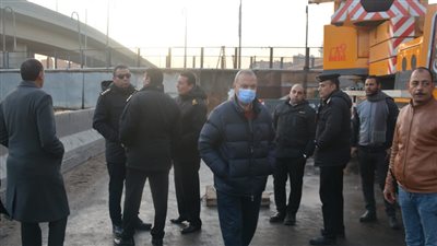 محافظ القليوبية يصل لموقع سقوط كوبري مشاة الثلاجة على الطريق الزراعي