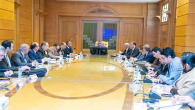 وزير الدولة للإنتاج الحربي يجتمع مع الأمانة الفنية للجنة الوزارية للإنتاج