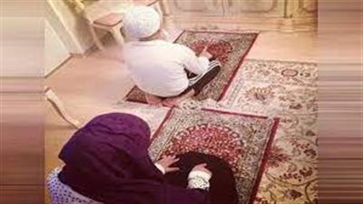 دار الإفتاء توضح حكم إمامة الصبي المميز لأمه في الصلاة