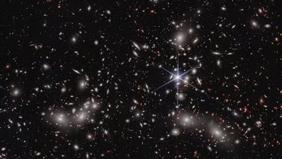 تلسكوب جيمس ويب يلتقط صورة غير مسبوقة لمنطقة بالفضاء تندمج بها 3 مجرات 