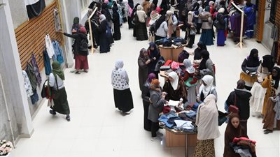 شهد إقبالًا كبيرًا.. مستشار شيخ الأزهر تفتتح معرض الكساء الخيري للطلاب الوافدين