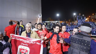 جماهير الأهلي تستقبل بعثة فريق الكرة بالسودان