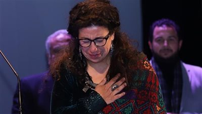 سماء إبراهيم تبكي خلال تكريمها من مهرجان الإسكندرية للفيلم القصير