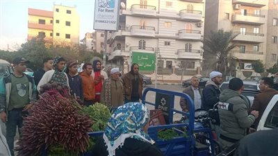 جهاز العبور يتحفظ على معدات الباعة الجائلين لـ تعطيلهم حركة السيارات والمارة