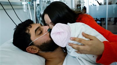 قضى 11 يوما تحت أنقاض الزلزال.. تركي يلتقي طفلته للمرة الأولى بعد إنقاذه| صور