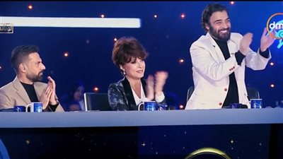 حميد الشاعري يقف لتحية المتسابق عبد المنعم يوسف بعد غنائه يا مسافر وحدك في الدوم