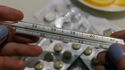 ما هي درجة حرارة الجسم الطبيعية ومتى تزور الطبيب عند الإصابة بالحمى؟