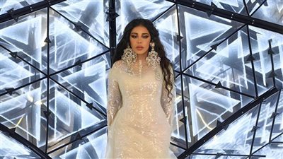 أحلام تُثير تساؤل الجمهور حول سعر إطلالتها وأقراطها الضخمة في الليلة الماسية بالسعودية