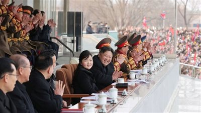 ابنة زعيم كوريا الشمالية تظهر للمرة الأولى بجانب والدها في عرض غير عسكري